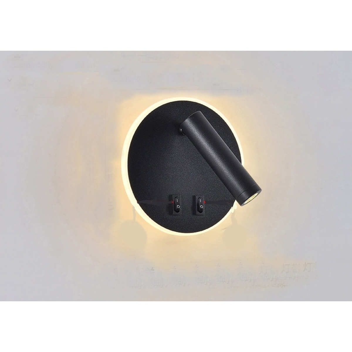 Eine moderne Wandleuchte mit schwarzem kreisförmigen Sockel, zylindrischer Lampe und zwei Schaltern. Der Hintergrund ist eine weiße Wand.