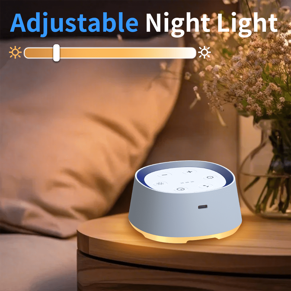 Ein Nachtlicht auf einem Holztisch. Ein Bett und Blumen sind im Hintergrund. Das Licht hat Knöpfe und einen Helligkeitsregler.