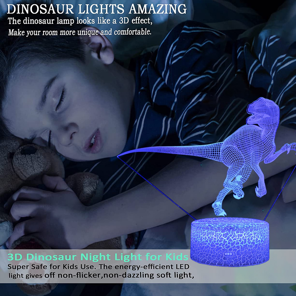 Ein Kind schläft neben einem leuchtenden Dinosaurier-Nachtlicht. Das Licht ist blau. Der Text besagt, dass es für Kinder sicher ist.