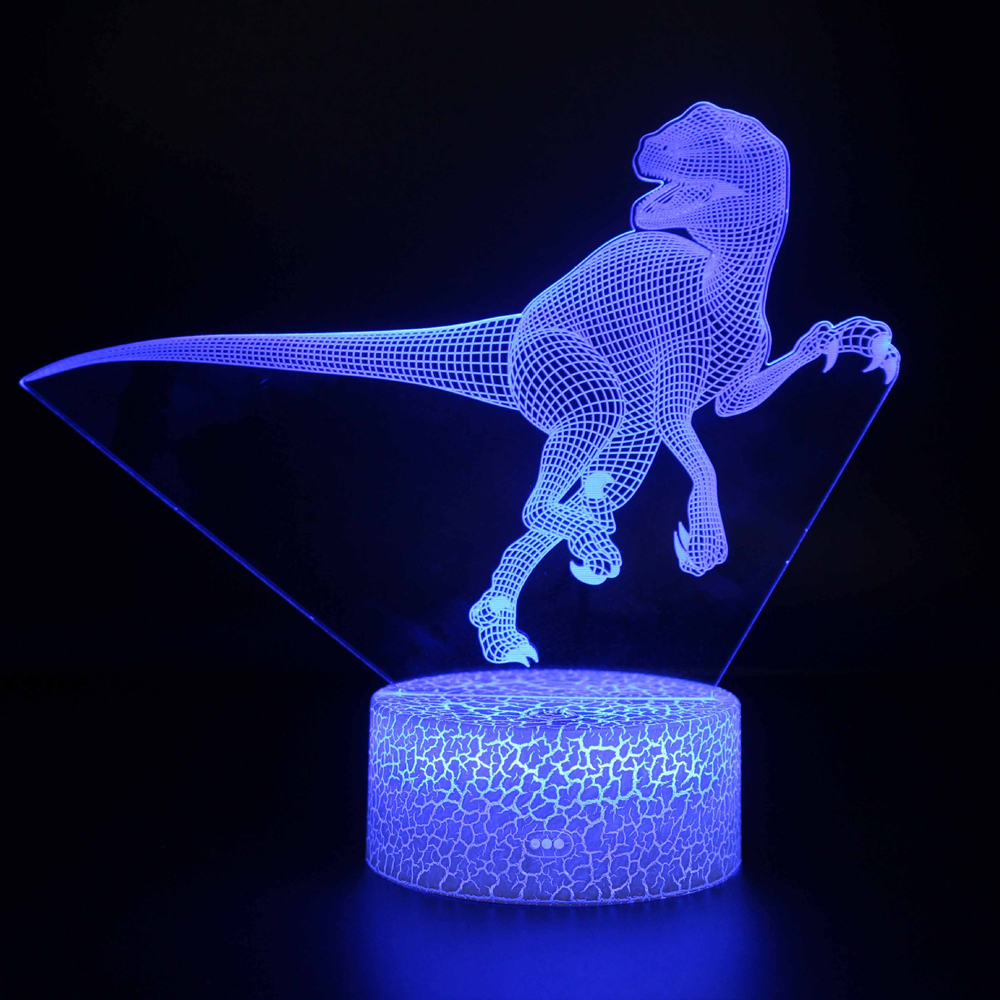 Eine blaue LED-Dinosaurier-Lampe. Der Drahtgitter-Dinosaurier steht auf einem Ständer und wird von einem blauen Schein vor schwarzem Hintergrund beleuchtet.