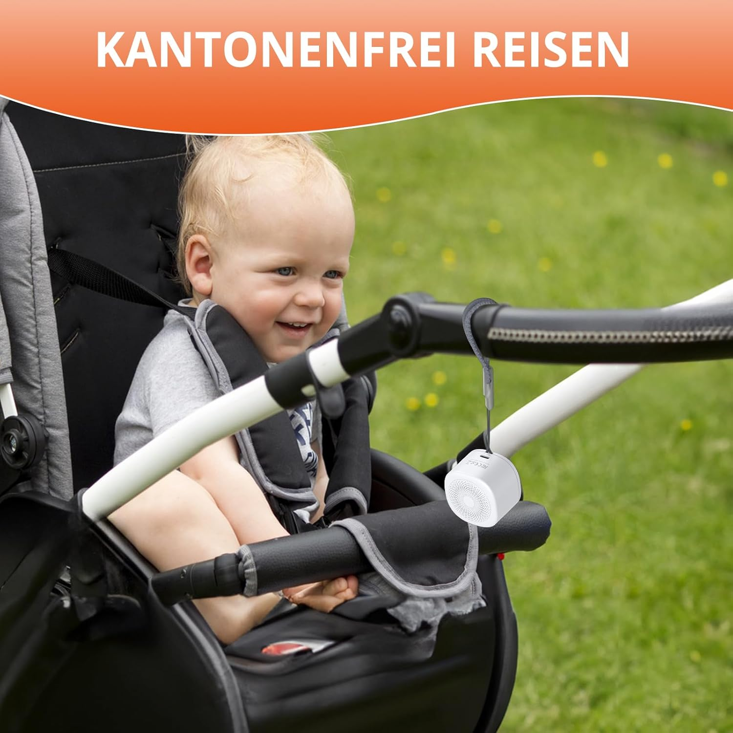 Ein lächelndes Baby in einem Kinderwagen. Ein kleiner Lautsprecher hängt an der Kinderwagenstange. Grünes Gras im Hintergrund, mit Text oben.