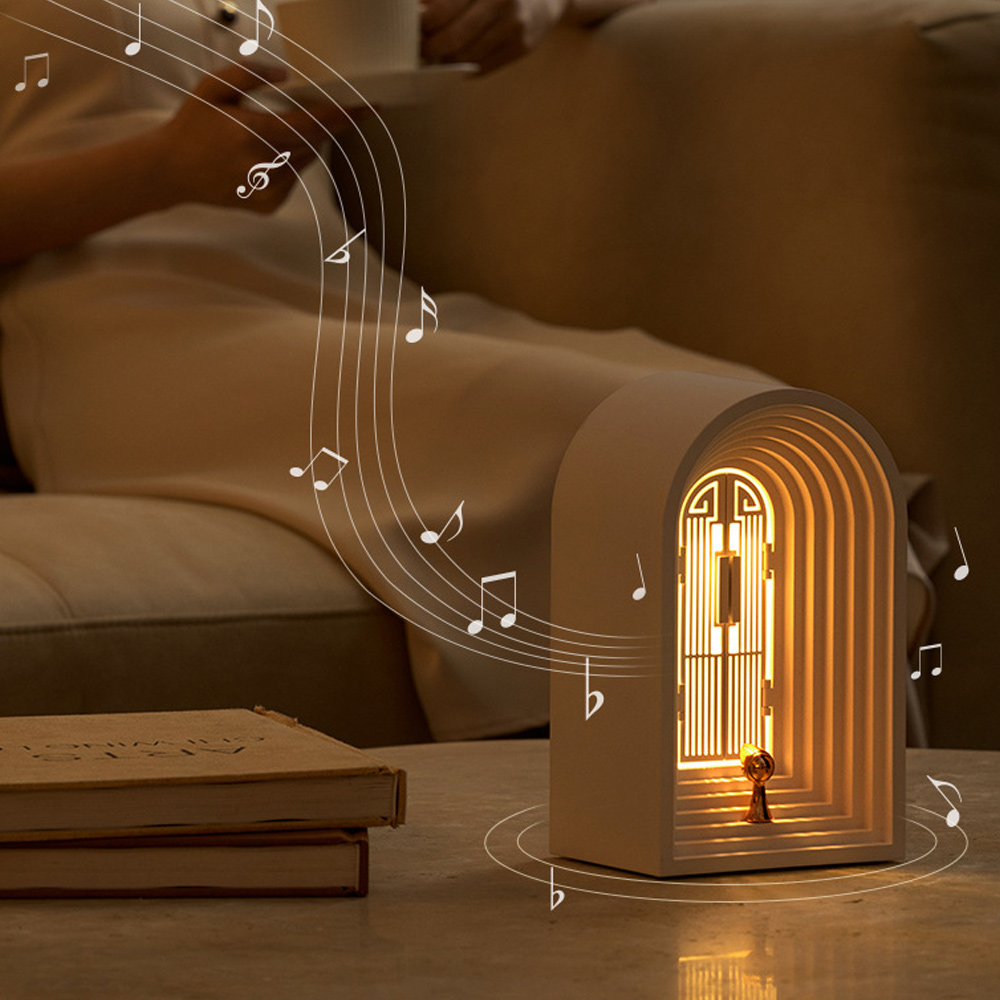 Eine dekorative Lampe in Form eines Türrahmens, die warmes Licht ausstrahlt. Musiknoten schweben darum. Im Hintergrund sitzt eine Person auf einem Sofa.
