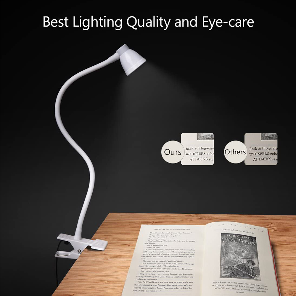 Eine weiße Schreibtischlampe beleuchtet ein offenes Buch. Der Buchdeckel lautet 'Harry Potter'. Der Hintergrund ist unscharf.