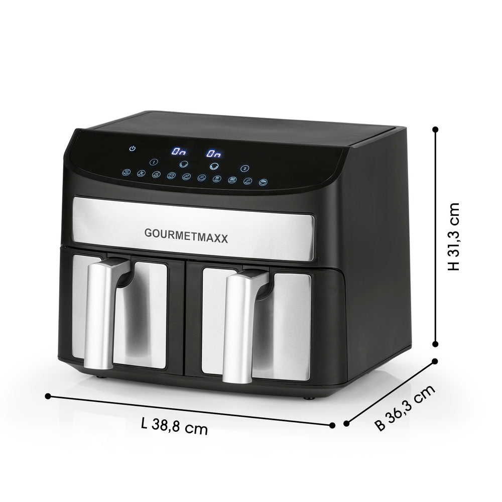 Una friggitrice ad aria Gourmetmaxx nera e argento. Dimensioni: L 38,8 cm, H 31,3 cm, B 36,3 cm. Ha due maniglie.