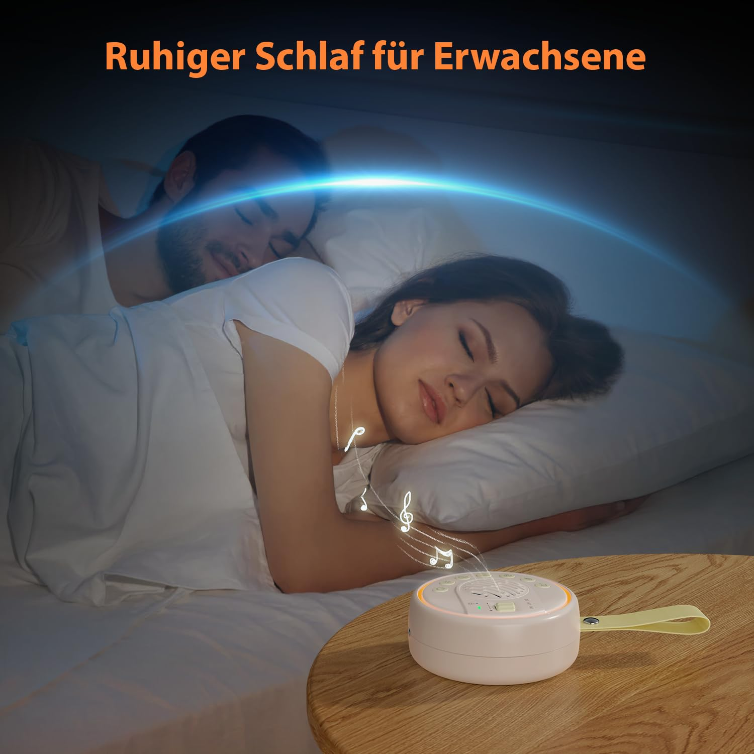 Ein schlafendes Paar im Bett. Ein Geräuschmaschine auf einem Nachttisch gibt Noten aus. Der Text oben lautet: 'Ruhiger Schlaf für Erwachsene'.
