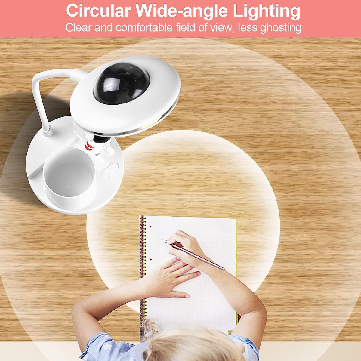 Ein Mädchen schreibt unter einer weißen Lampe in ein Notizbuch. Die Lampe hat einen runden Kopf und eine Basis. Die Szene ist auf Holz.