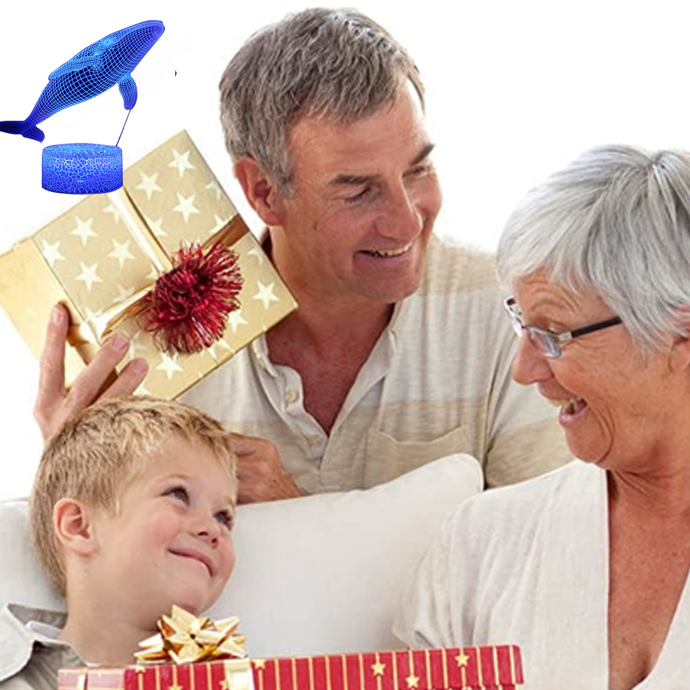 Eine Familie tauscht Geschenke aus. Ein Junge blickt zu einem Mann auf, der ein Geschenk hält. Eine ältere Frau lächelt, während ein walförmiges Licht schwebt.