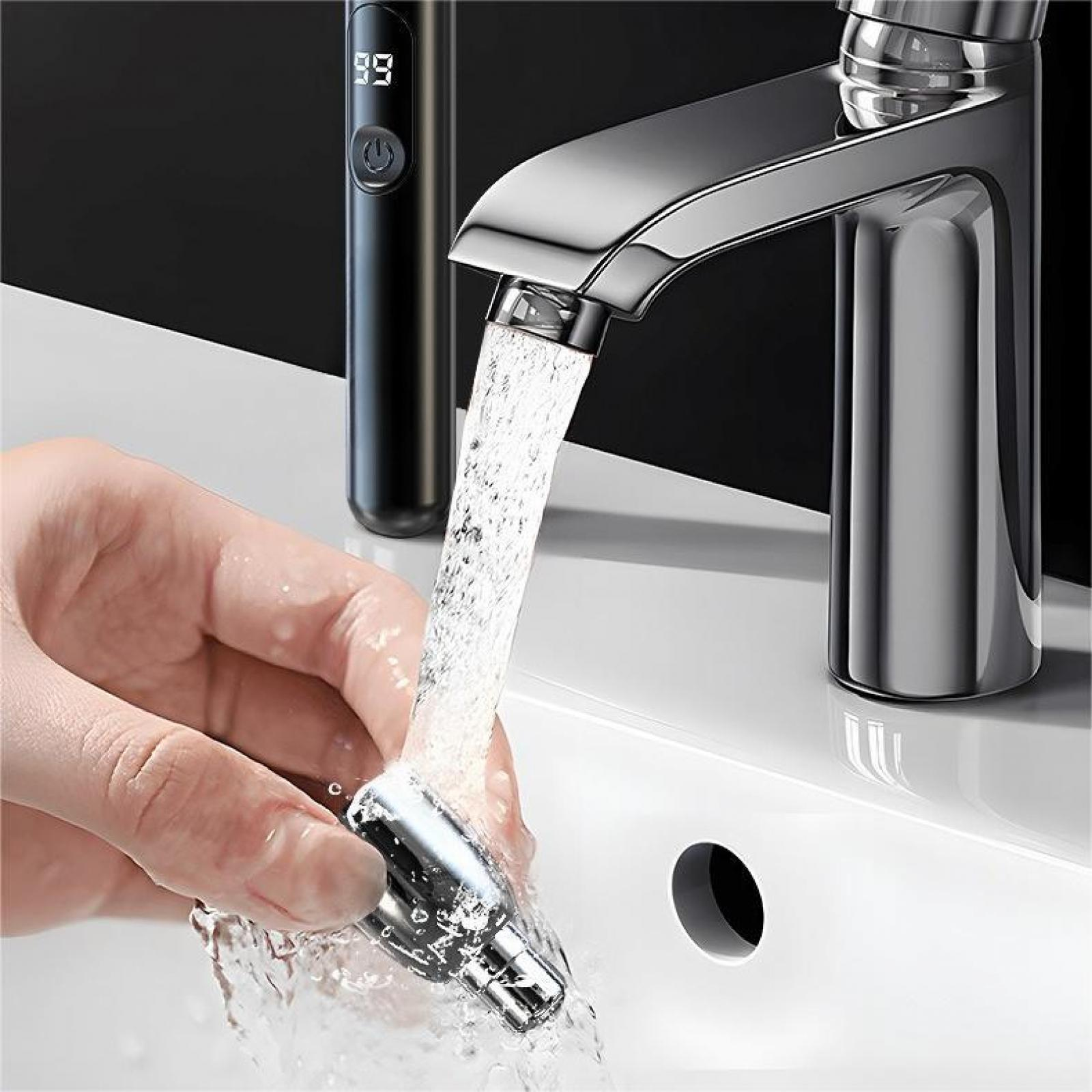 Eine Hand hält einen Nasenhaartrimmer unter fließendem Wasser aus einem Chromhahn in einem weißen Waschbecken.