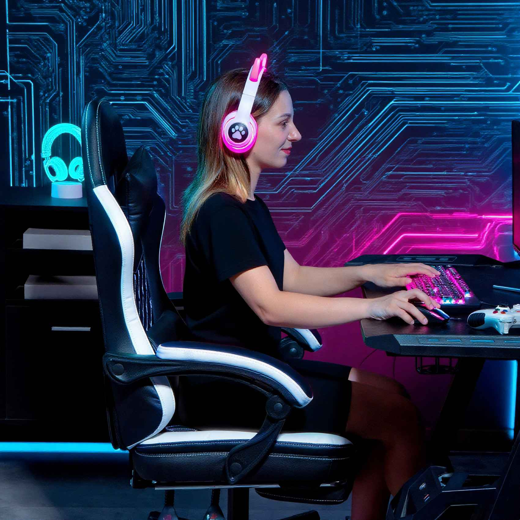 Eine Frau mit Kopfhörern sitzt an einem Schreibtisch mit beleuchteter Tastatur und Maus. Ein Gaming-Stuhl und ein Hintergrund mit Leiterplatten sind sichtbar.