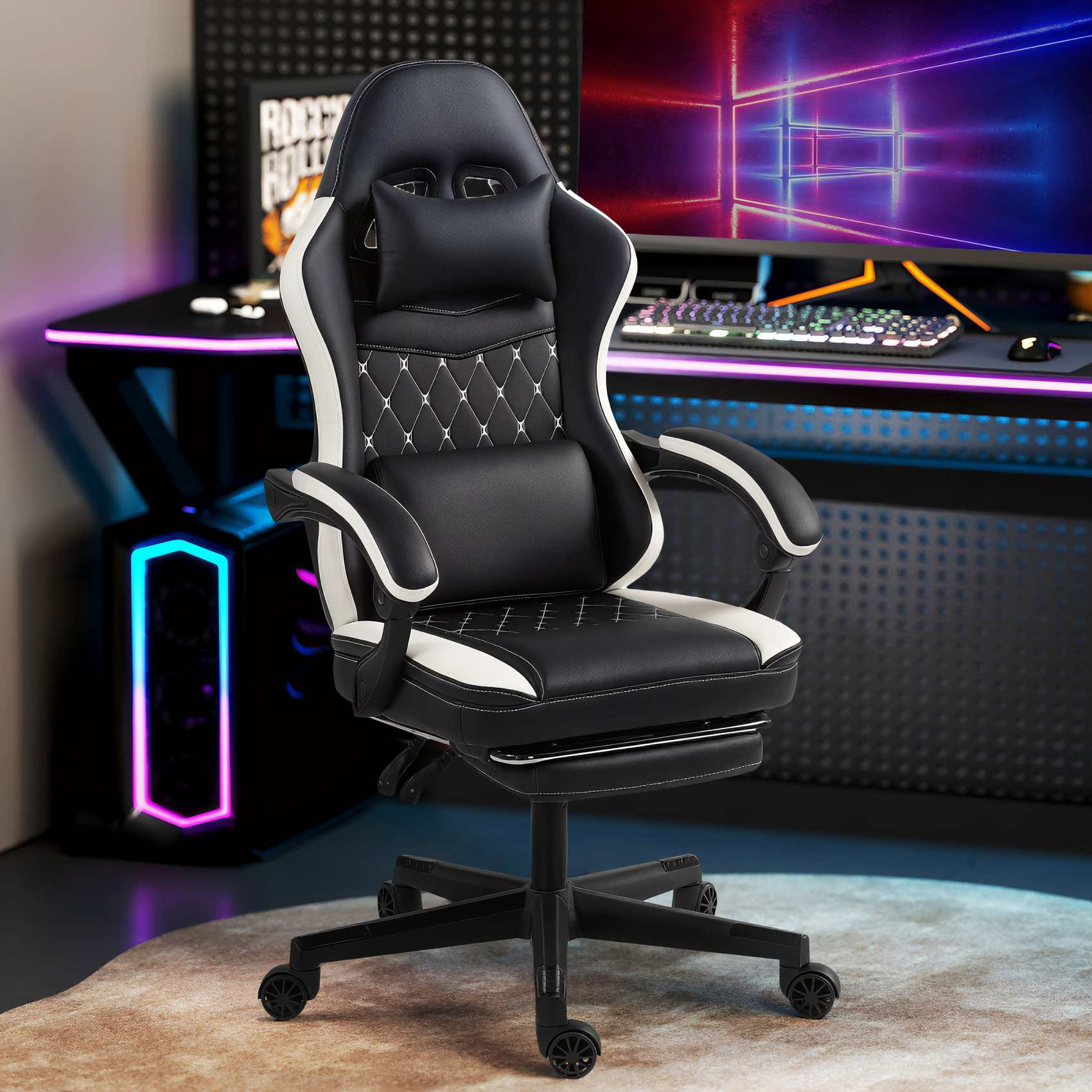 Ein schwarz-weißer Gaming-Stuhl. Dahinter ein Computertisch mit Monitor, Tastatur und Maus.