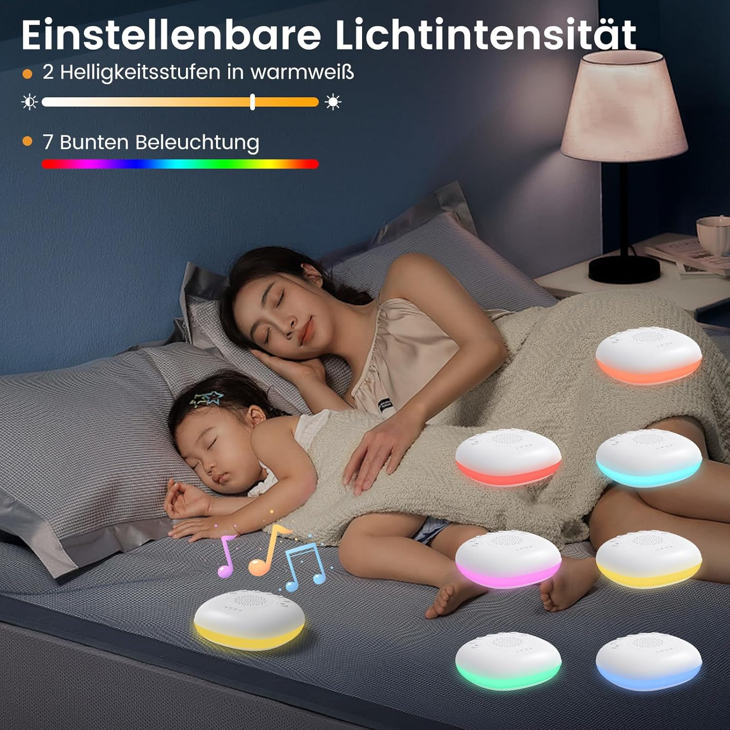 Eine Frau und ein Kind schlafen auf einem Bett. Um sie herum gibt es bunte Lichter, und eine Lampe steht auf dem Nachttisch.