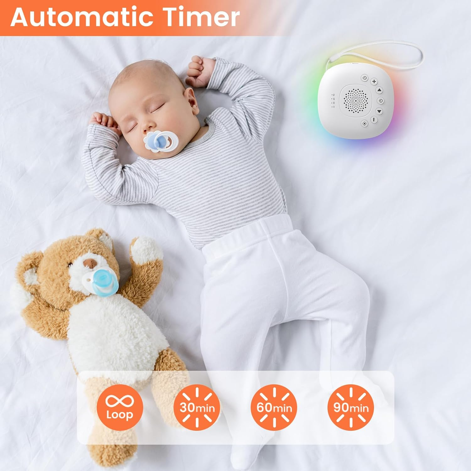 Schlafendes Baby auf weißen Laken mit Teddybär und Timer-Optionen. Eine weiße Soundmaschine mit farbigem Licht ist oben.