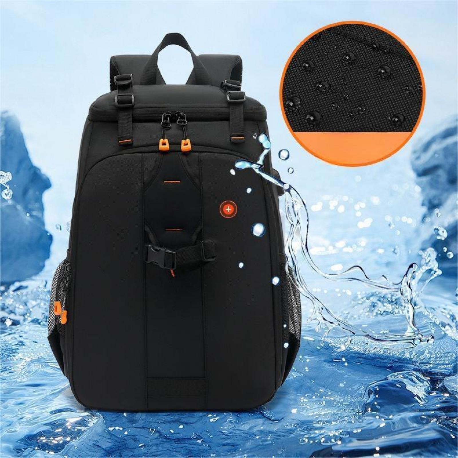 Schwarzer Rucksack mit orangefarbenen Akzenten, Wasser spritzt darum. Nahaufnahme zeigt Wassertropfen auf schwarzem Material.