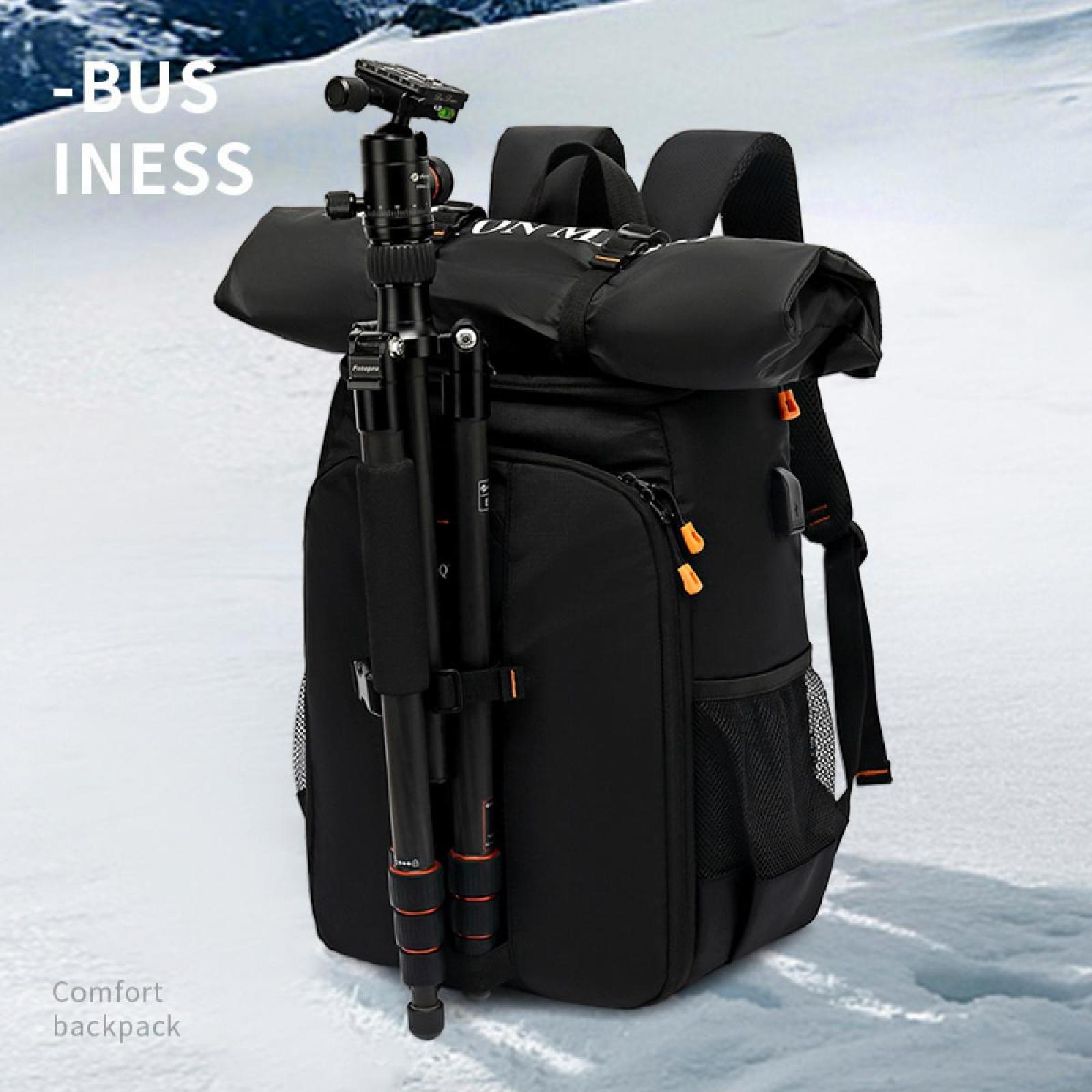 Ein schwarzer Rucksack mit Stativ auf schneebedeckter Oberfläche. Text: -BUS- INESS und Comfort Rucksack.