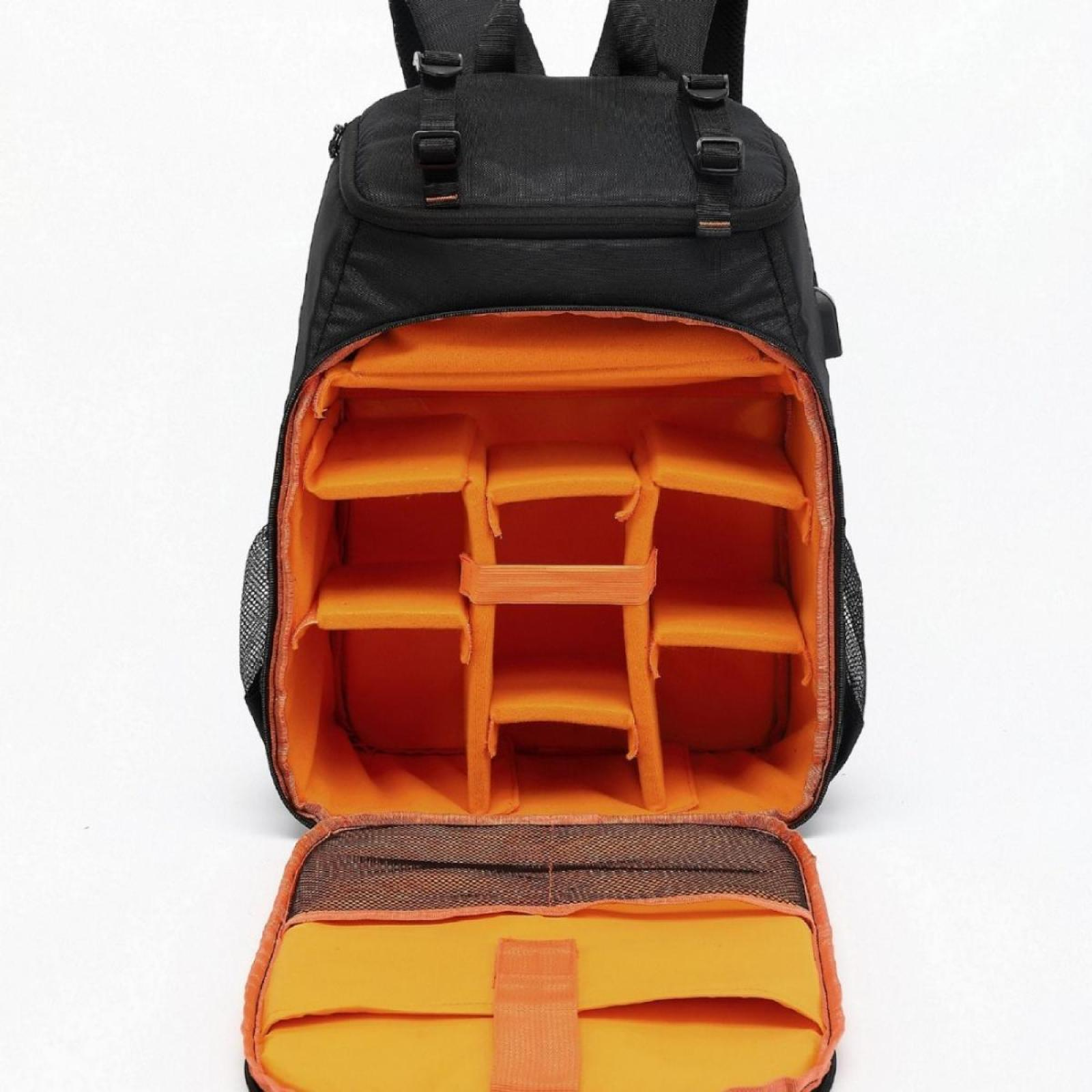 Schwarzer Kamera-Rucksack, geöffnet, zeigt orangefarbene Innenfächer und ein separates orangefarbenes unteres Fach.