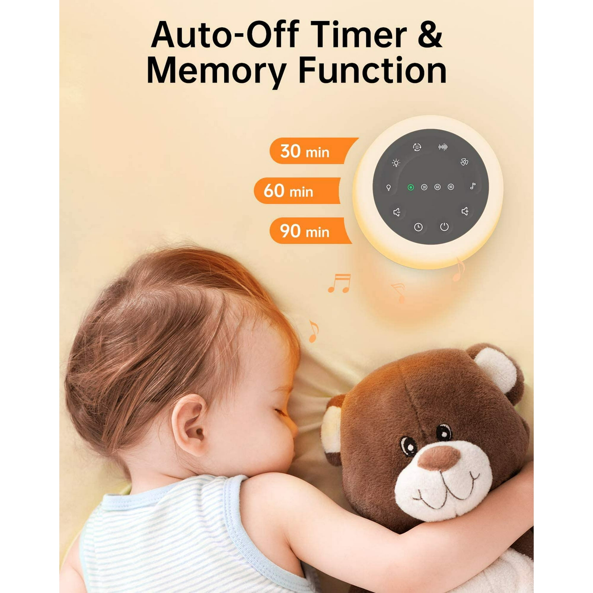 Ein Baby schläft neben einem braunen Teddybären. Im Hintergrund befindet sich ein beleuchtetes Gerät mit Timereinstellungen.