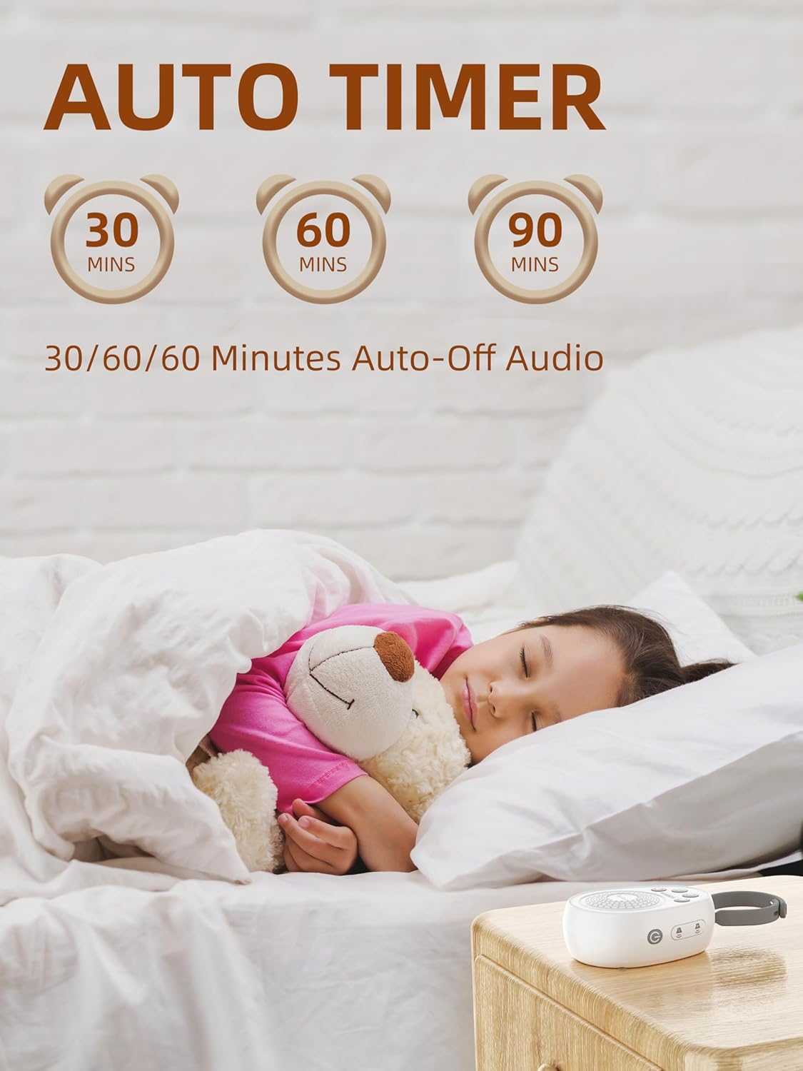 Ein Mädchen schläft unter einer weißen Decke und hält einen Teddybären. Auf einem Nachttisch steht eine Geräuschmaschine. Text: AUTO TIMER.