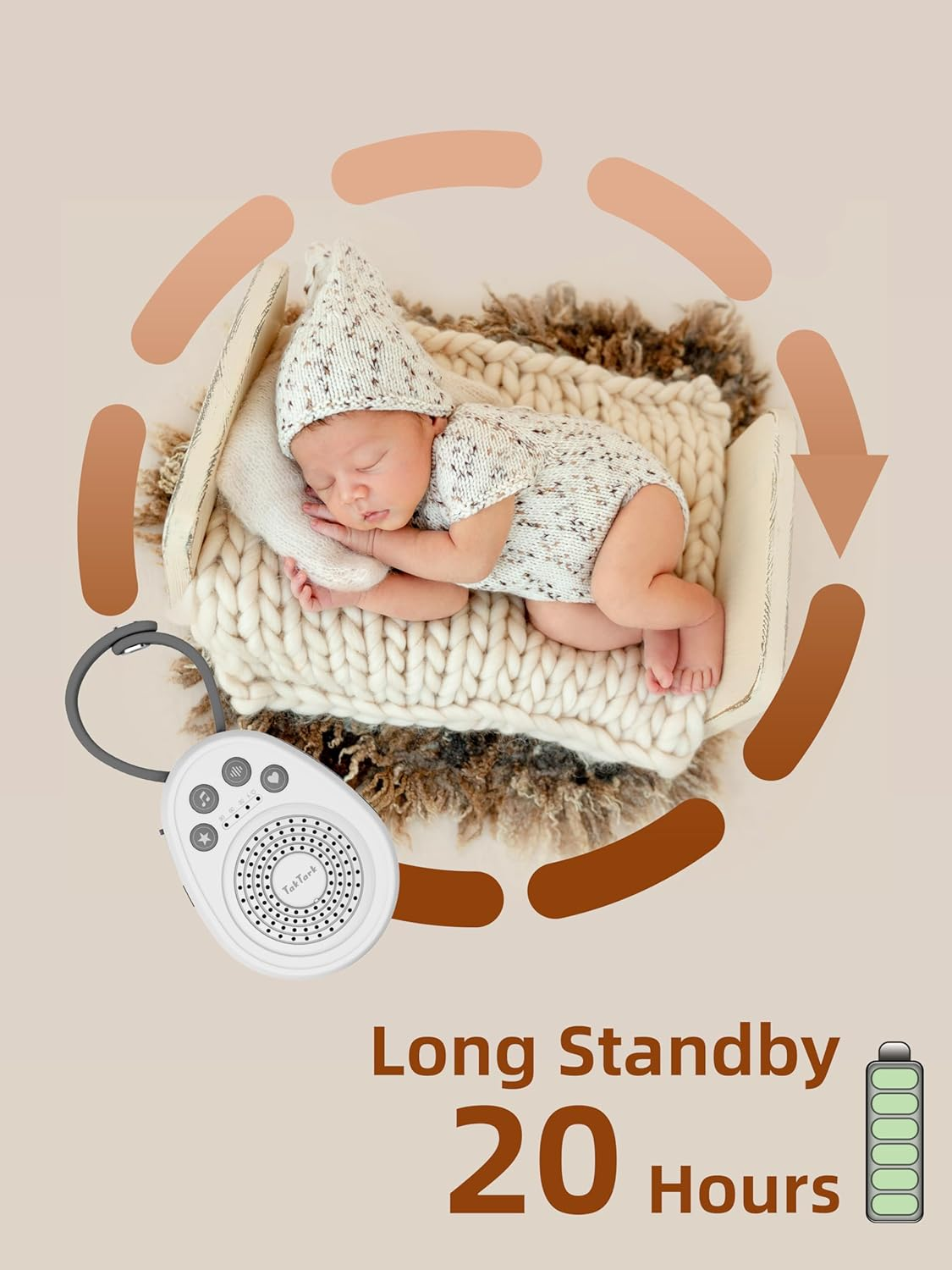 Ein schlafendes Baby in Mütze und Strampler liegt auf einem Bett. Eine weiße Geräuschmaschine ist im Vordergrund. Text: Lange Standby-Zeit 20 Stunden.