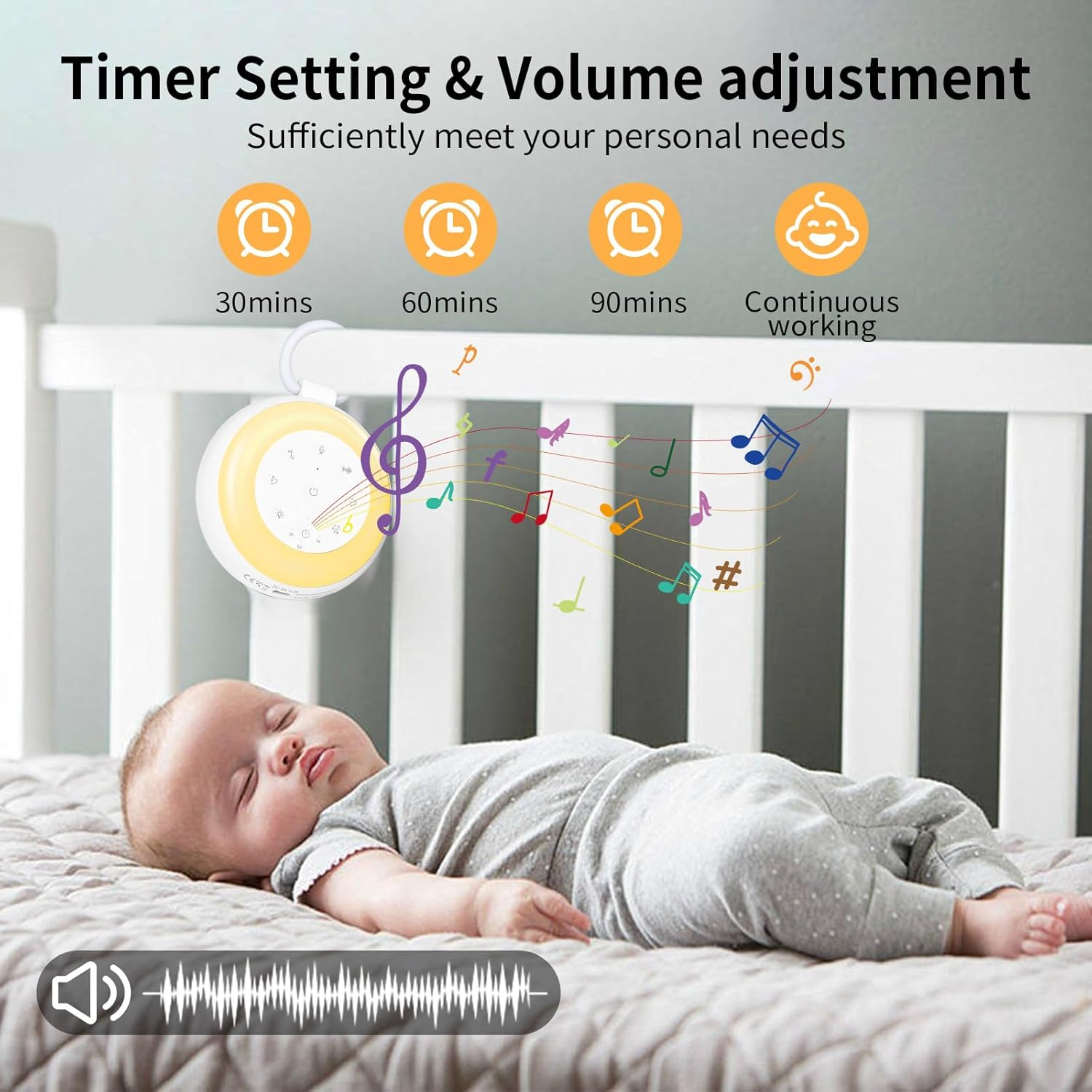 Ein Baby schläft im Bett. Oben eine Soundmaschine mit Timereinstellungen und Noten. Text: Timer-Einstellung & Lautstärkenanpassung.