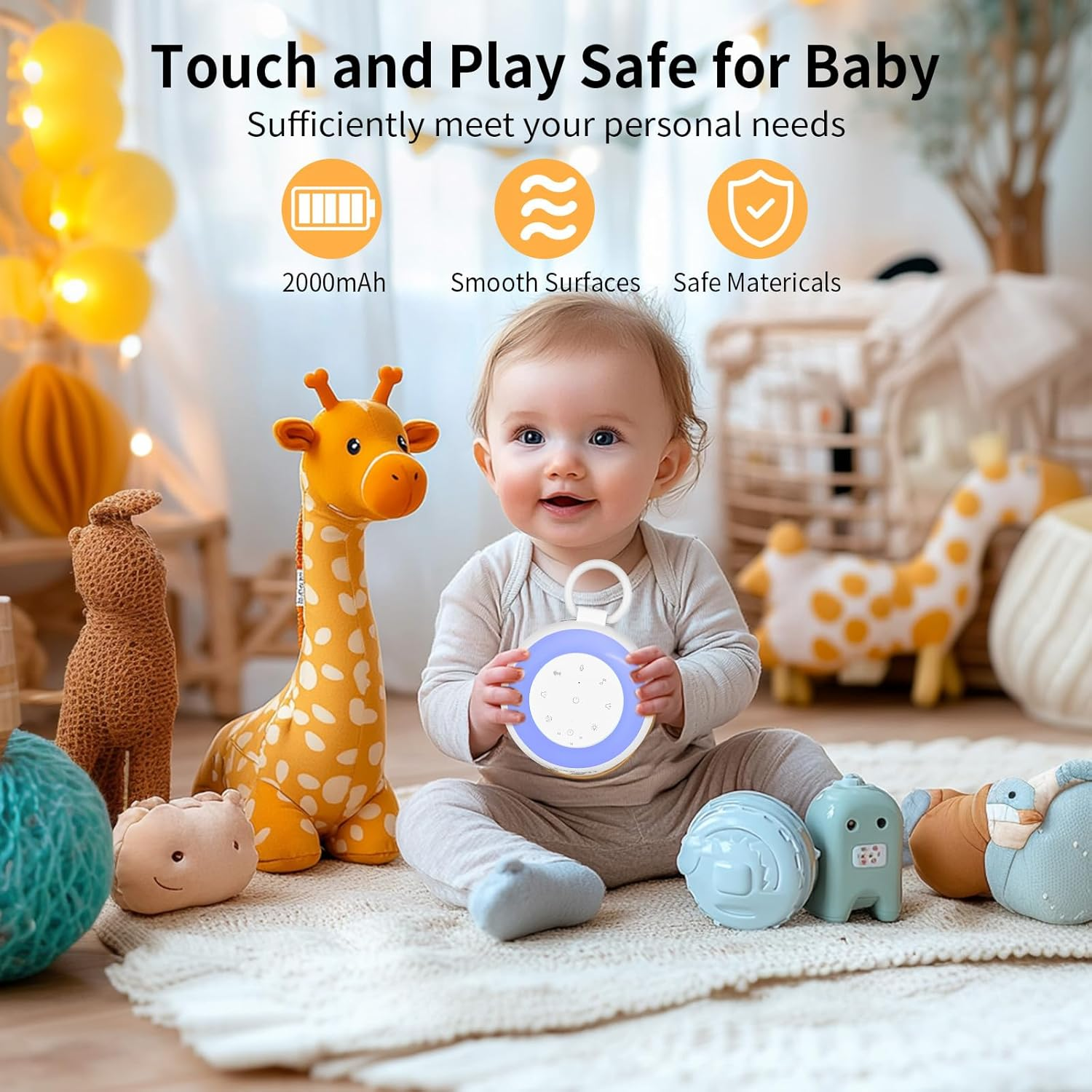 Ein lächelndes Baby hält ein Gerät mit blauem Licht. Spielzeug in verschiedenen Formen und Farben liegt um das Baby herum.