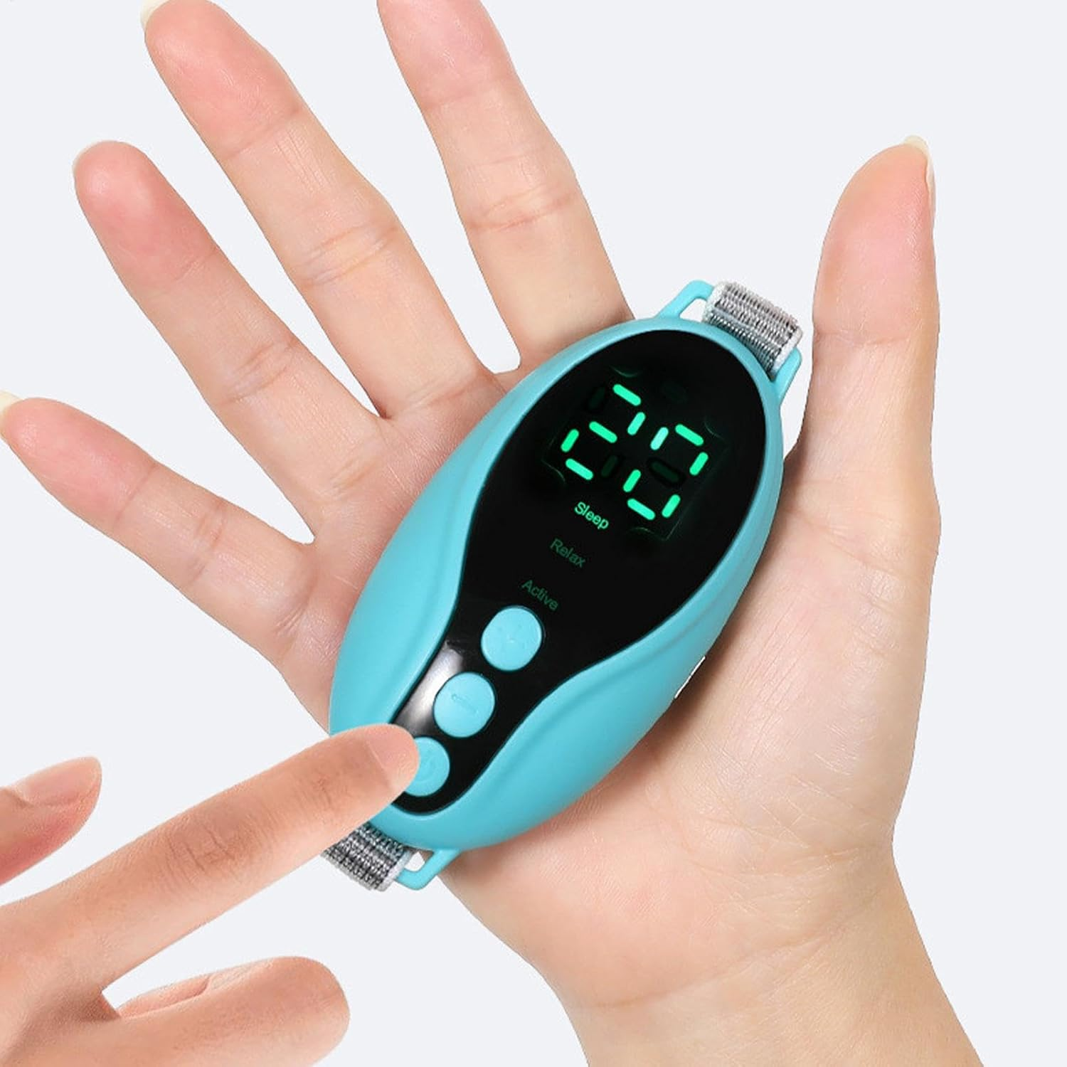 Eine Hand hält ein blaues Gerät mit einem Display, das Zahlen anzeigt. Ein Finger drückt eine Taste. Das Gerät hat ein Armband und ist mit 'Schlaf', 'Entspannen' und 'Aktiv' beschriftet.
