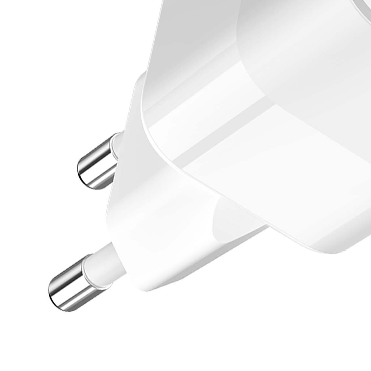 Nahaufnahme eines weißen Netzadaptersteckers mit zwei silbernen Stiften. Der Stecker ist vor weißem Hintergrund.