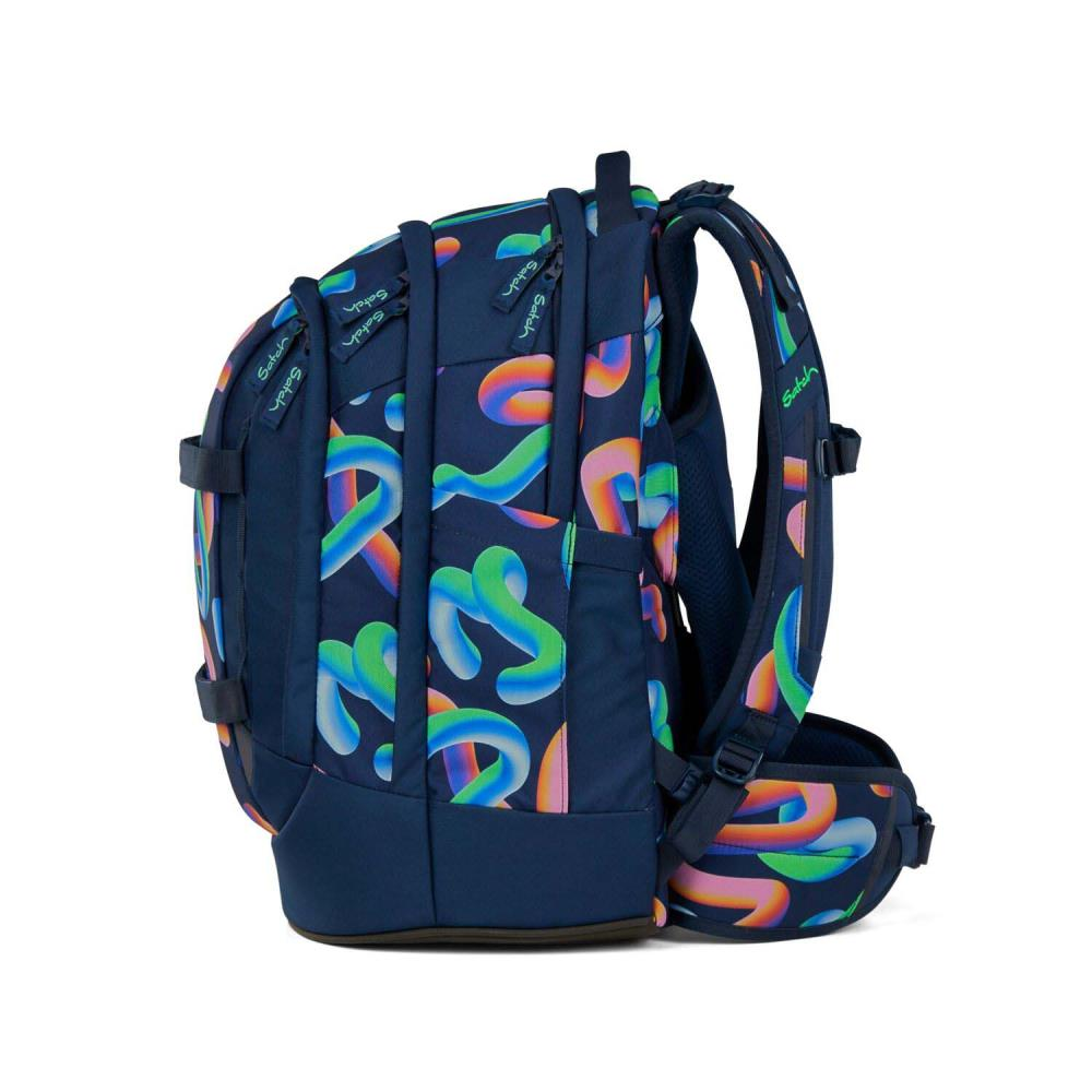 Ein marineblauer Rucksack mit farbenfrohem, abstraktem Design. Er hat mehrere Fächer, Riemen und den Markennamen 'satch'.
