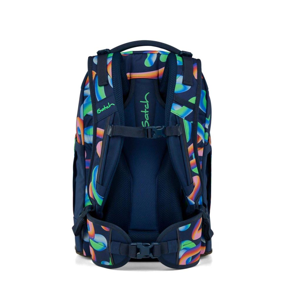 Ein marineblauer Rucksack mit bunten abstrakten Formen. Der Markenname 'Satch' ist sichtbar.