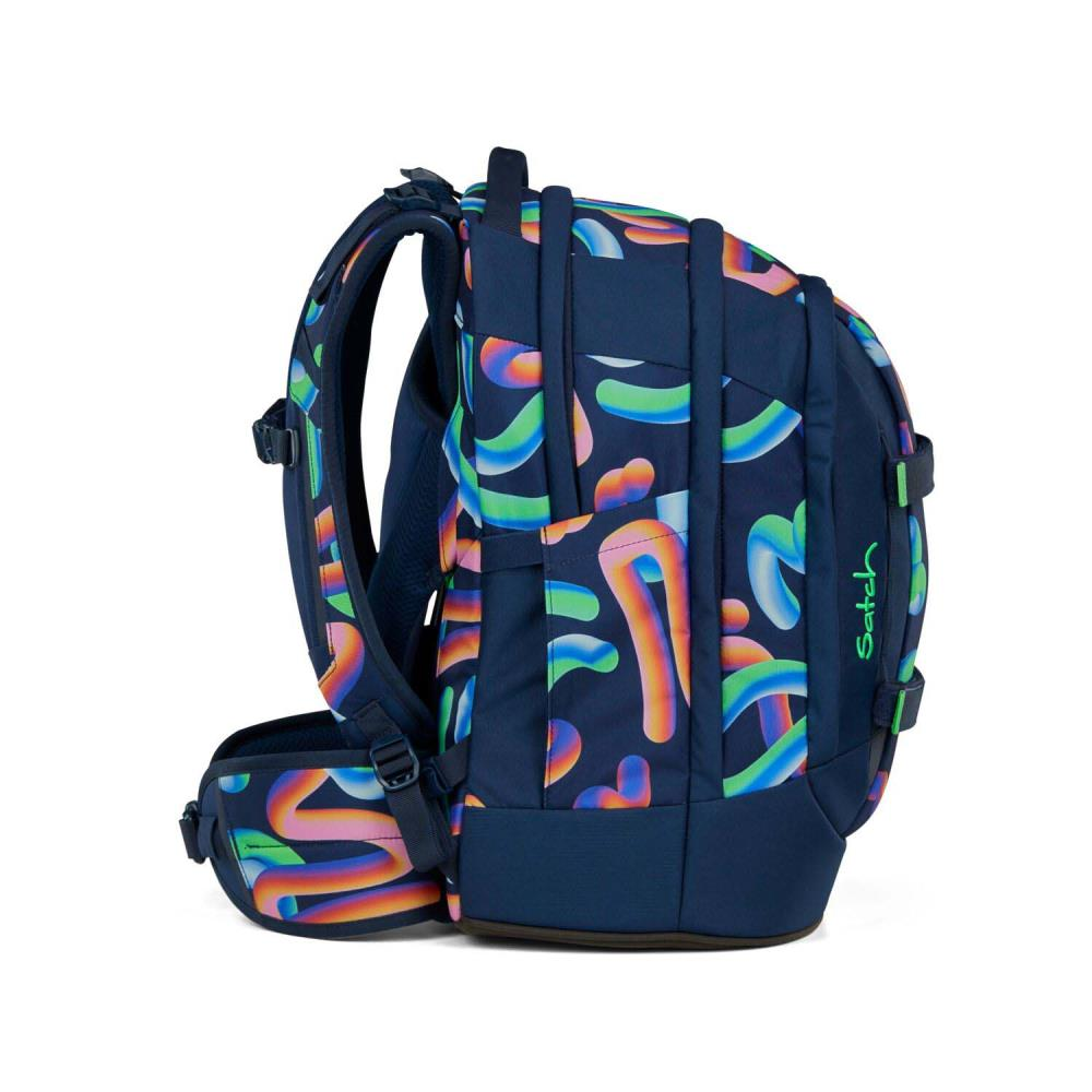 Ein marineblauer Rucksack mit buntem, abstraktem Muster. Merkmale sind Gurte, Reißverschlüsse und der Markenname 'satch' in Grün.
