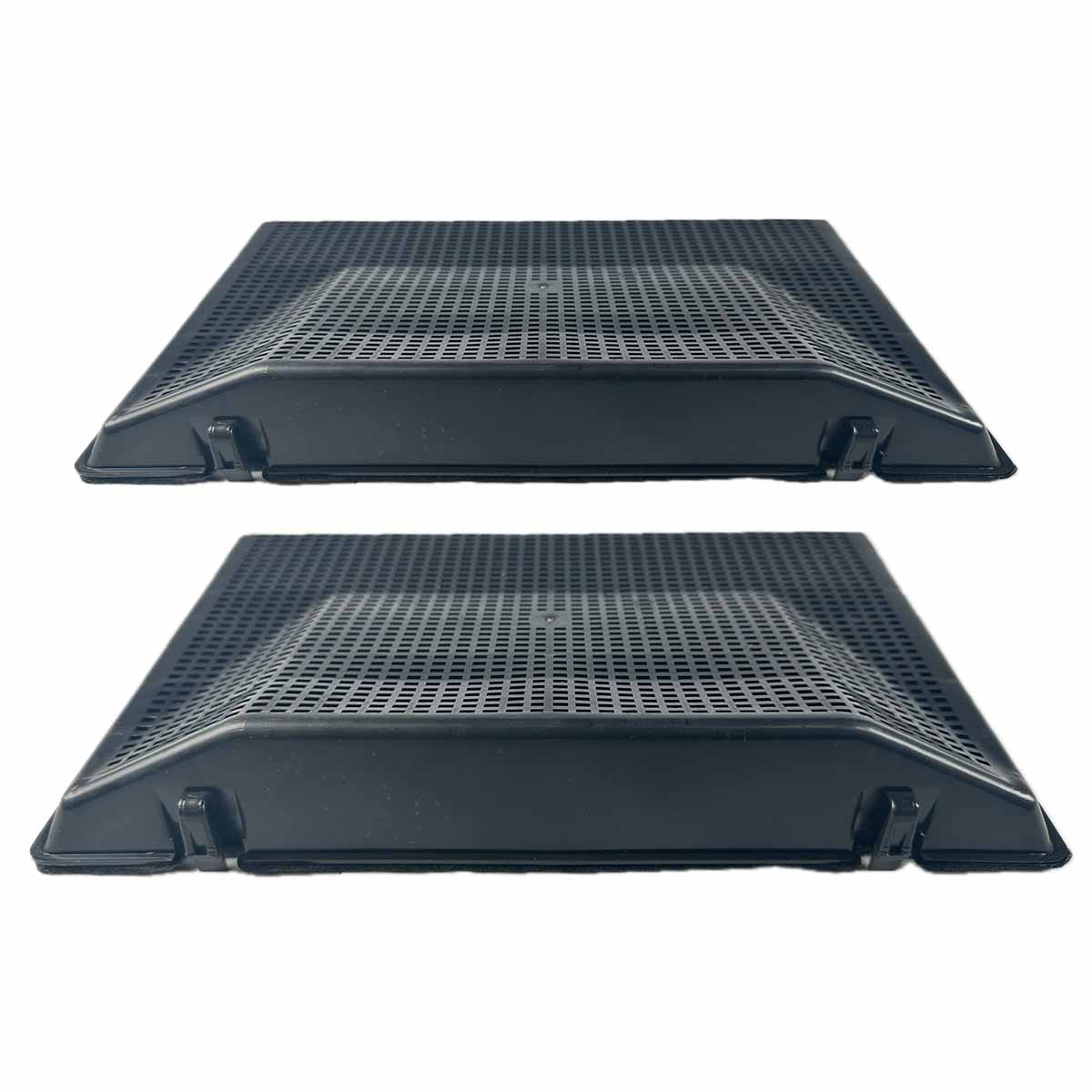 Zwei schwarze, perforierte, quadratische Objekte auf weißem Hintergrund. Es scheinen Abdeckungen oder Tabletts zu sein.