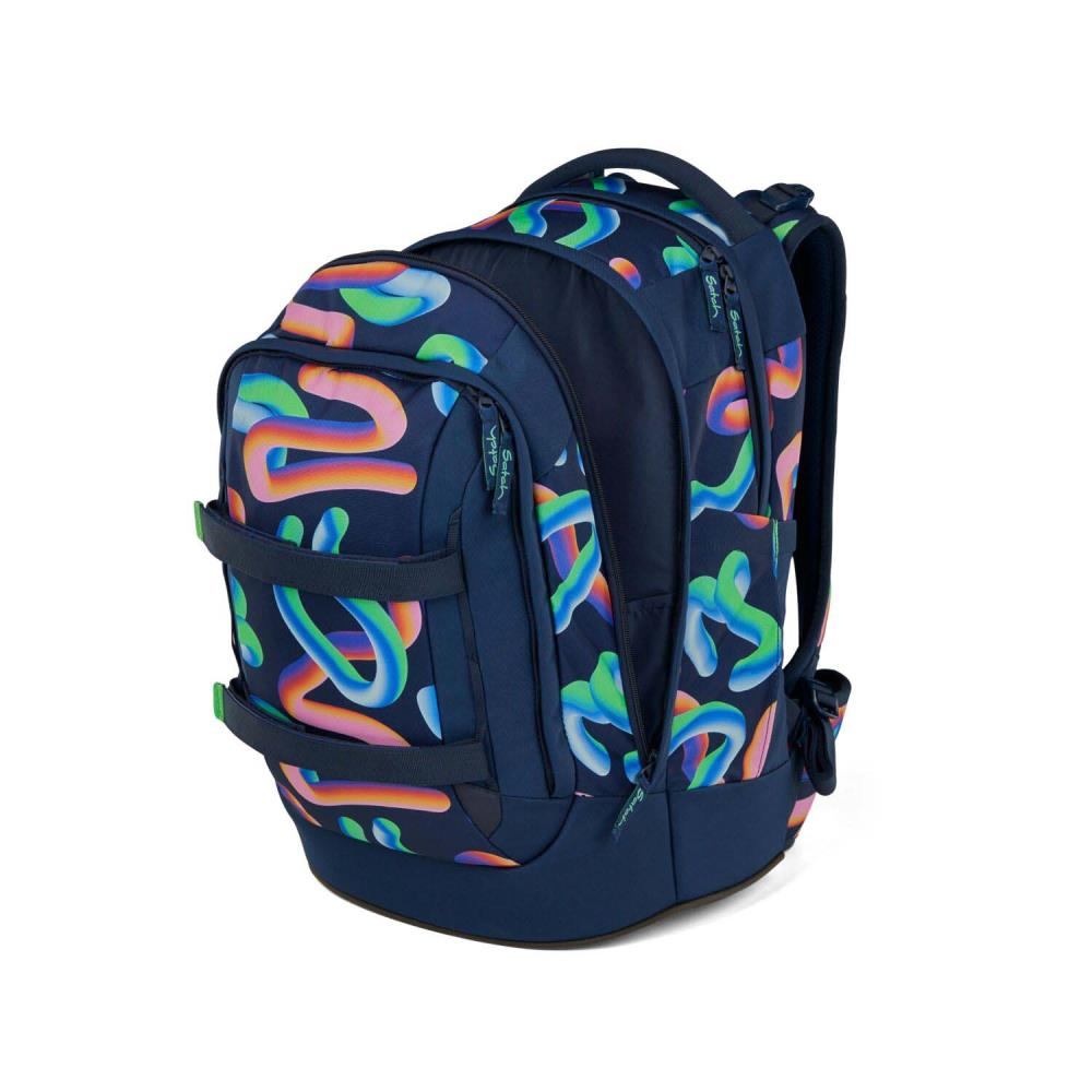 Ein dunkelblauer Rucksack mit bunten abstrakten Formen. Er ist offen und zeigt das Innere. Grüne Riemen sind sichtbar.