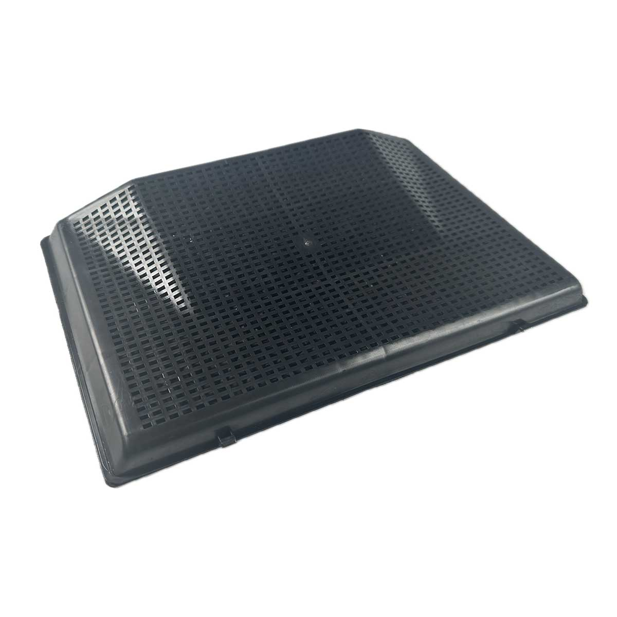Eine rechteckige, schwarze Plastikschale mit kleinen quadratischen Löchern auf der Oberfläche. Die Schale liegt auf weißem Hintergrund.