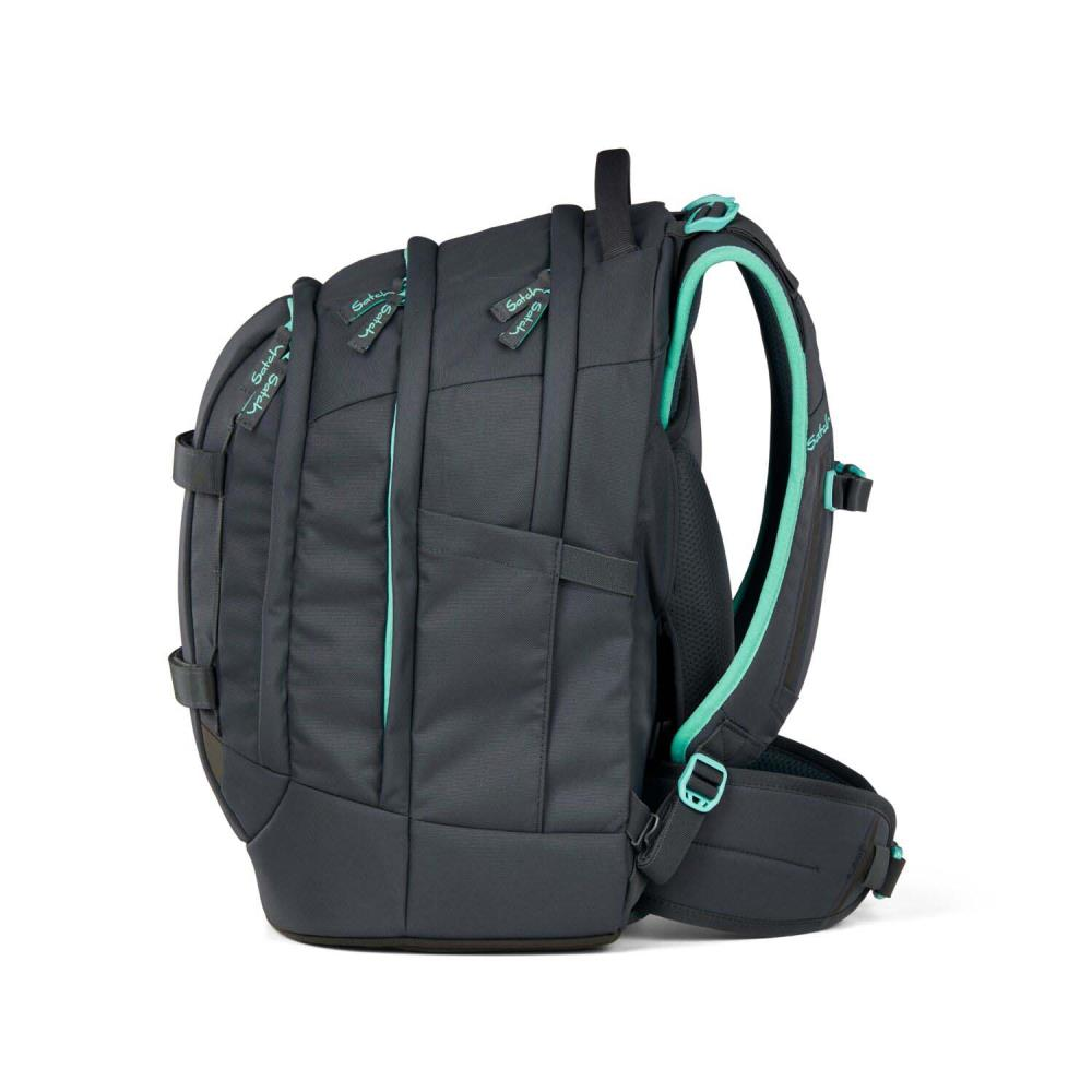 Ein dunkelgrauer Rucksack mit türkisfarbenen Akzenten. Er hat mehrere Fächer, Riemen und einen Griff oben. Der Hintergrund ist weiß.