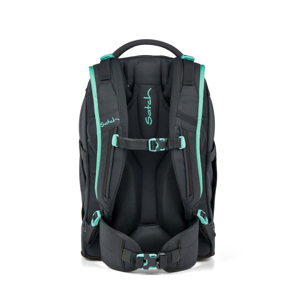 Ein dunkelgrauer Rucksack mit türkisfarbenen Akzenten. Die Marke 'Satch' ist sichtbar. Er hat mehrere Gurte und Schnallen.