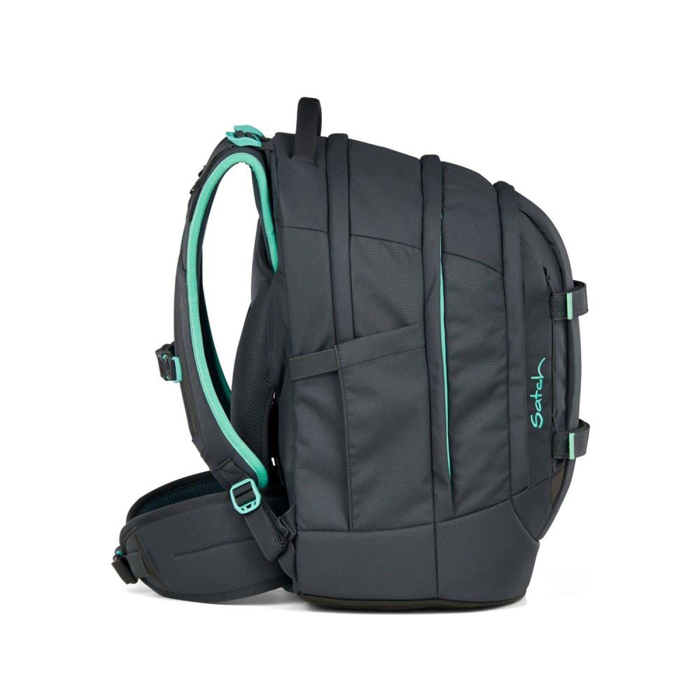 Ein grauer Rucksack mit türkisfarbenen Akzenten. Er hat mehrere Fächer, Riemen und den Markennamen 'satch' auf der Seite.