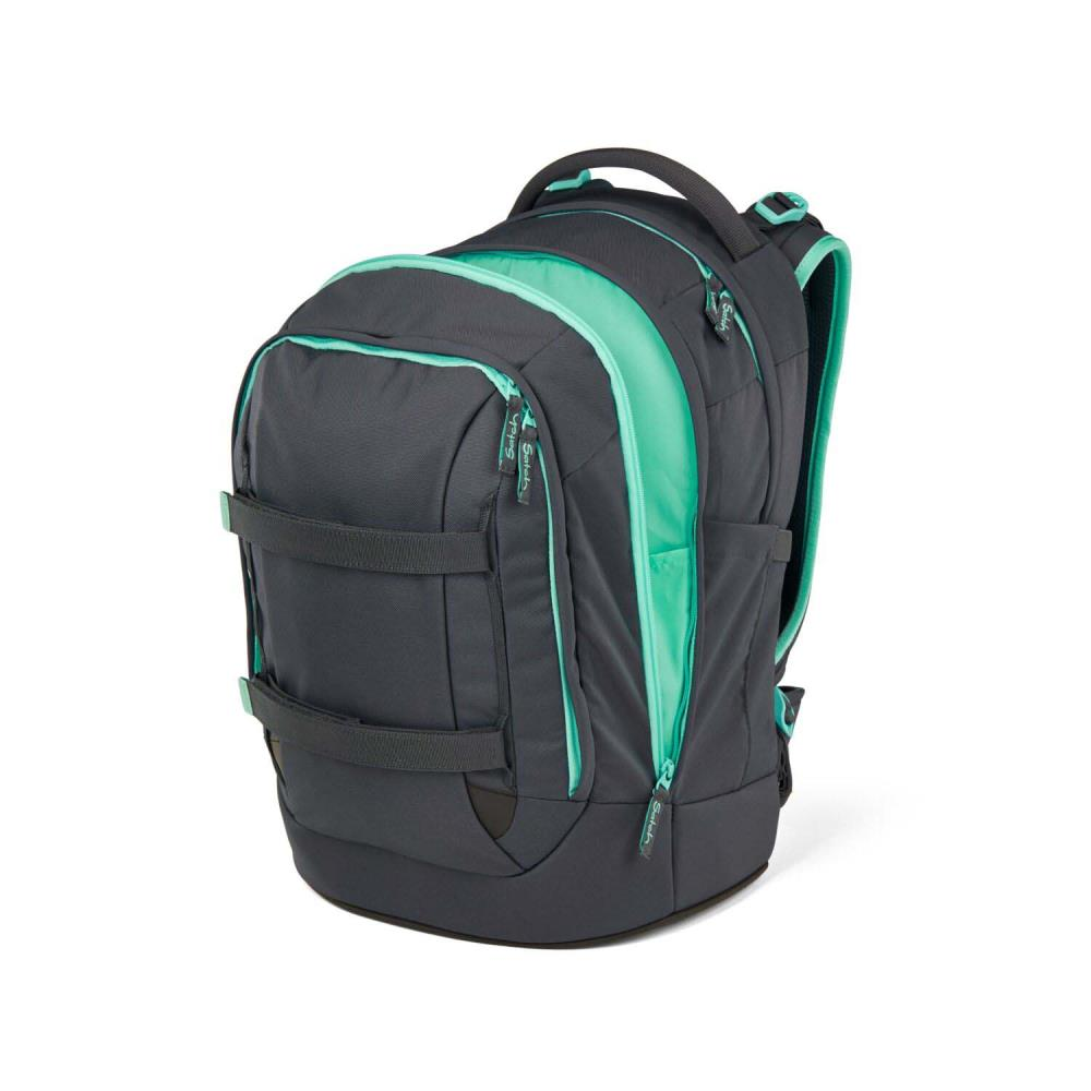 Ein dunkelgrauer Rucksack mit hellgrünen Akzenten. Merkmale sind mehrere Fächer, Reißverschlüsse und Gurte. Der Hintergrund ist weiß.