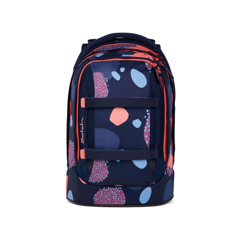 Ein marineblauer Rucksack mit einem Muster aus roten und blauen Punkten und Formen. Orangefarbene Akzente heben die Reißverschlüsse und Träger hervor.
