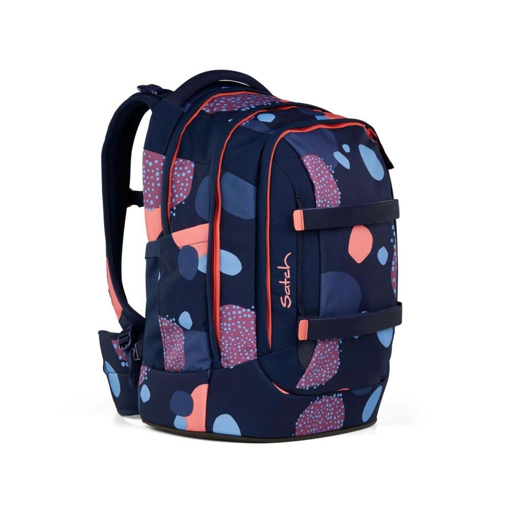 Ein marineblauer Rucksack mit blauen, rosa und violetten Mustern. Auf der Seite steht das Wort 'satch'. Gurte und Details sind sichtbar.
