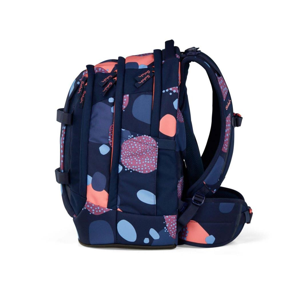 Ein marineblauer Rucksack mit einem Muster aus korallenfarbenen, blauen und lila Kreisen. Er hat mehrere Riemen und einen gepolsterten Rücken.