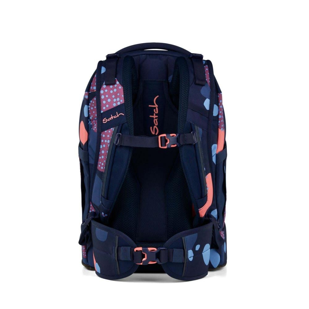 Marineblauer Rucksack mit Blumenmuster. Mit gepolsterten Trägern, Brust- und Hüftgurten. Die Marke "satch" ist auf der Rückseite sichtbar.