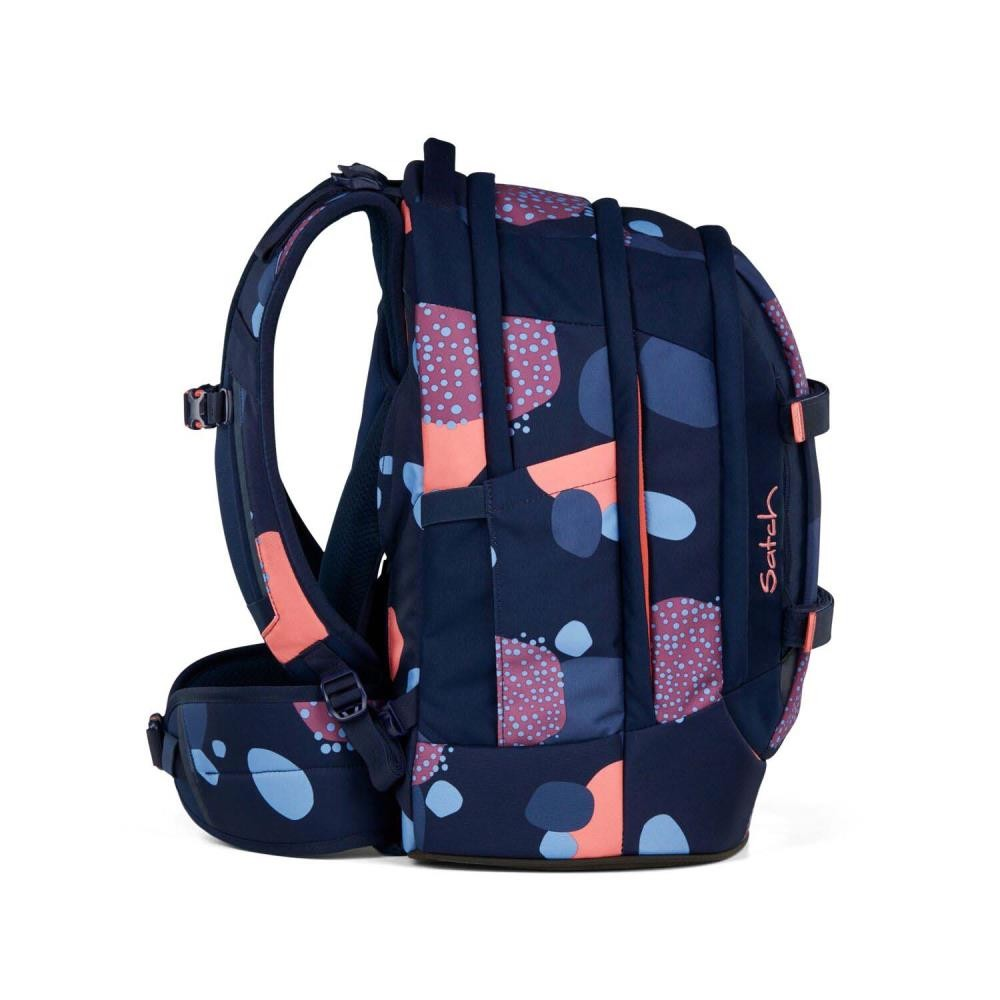 Ein marineblauer Rucksack mit rosa und blauen abstrakten Formen. Er hat Seitentaschen und einen gepolsterten Rücken. Die Marke 'Satch' ist sichtbar.