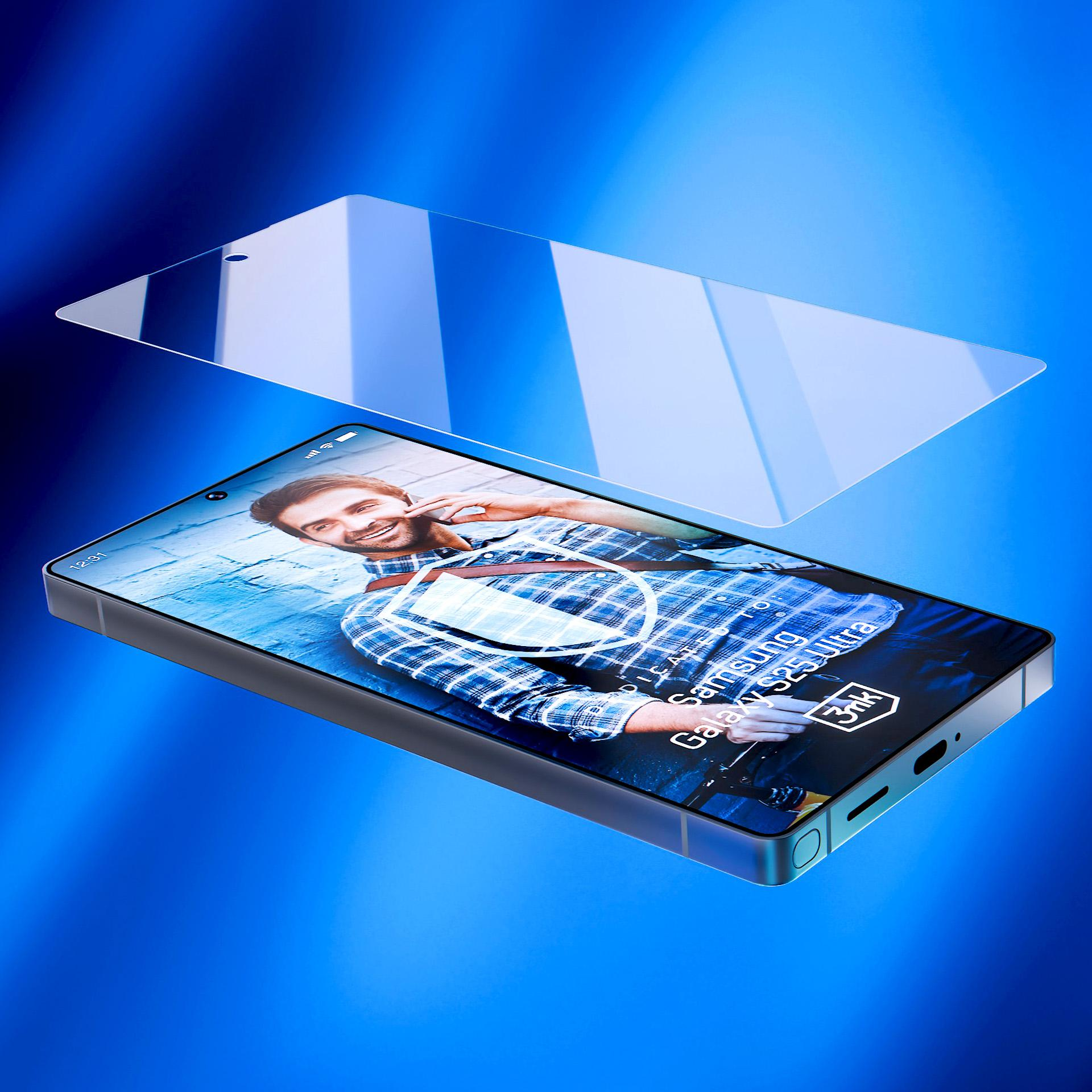 Un telefono con protezione schermo, mostra un uomo al telefono. Sfondo blu.