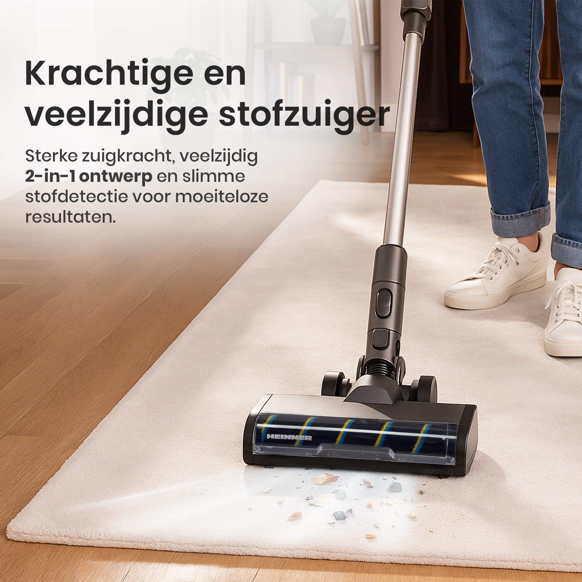 Une personne utilise un aspirateur sur un tapis blanc. L'aspirateur est noir et il y a des débris sur le tapis.