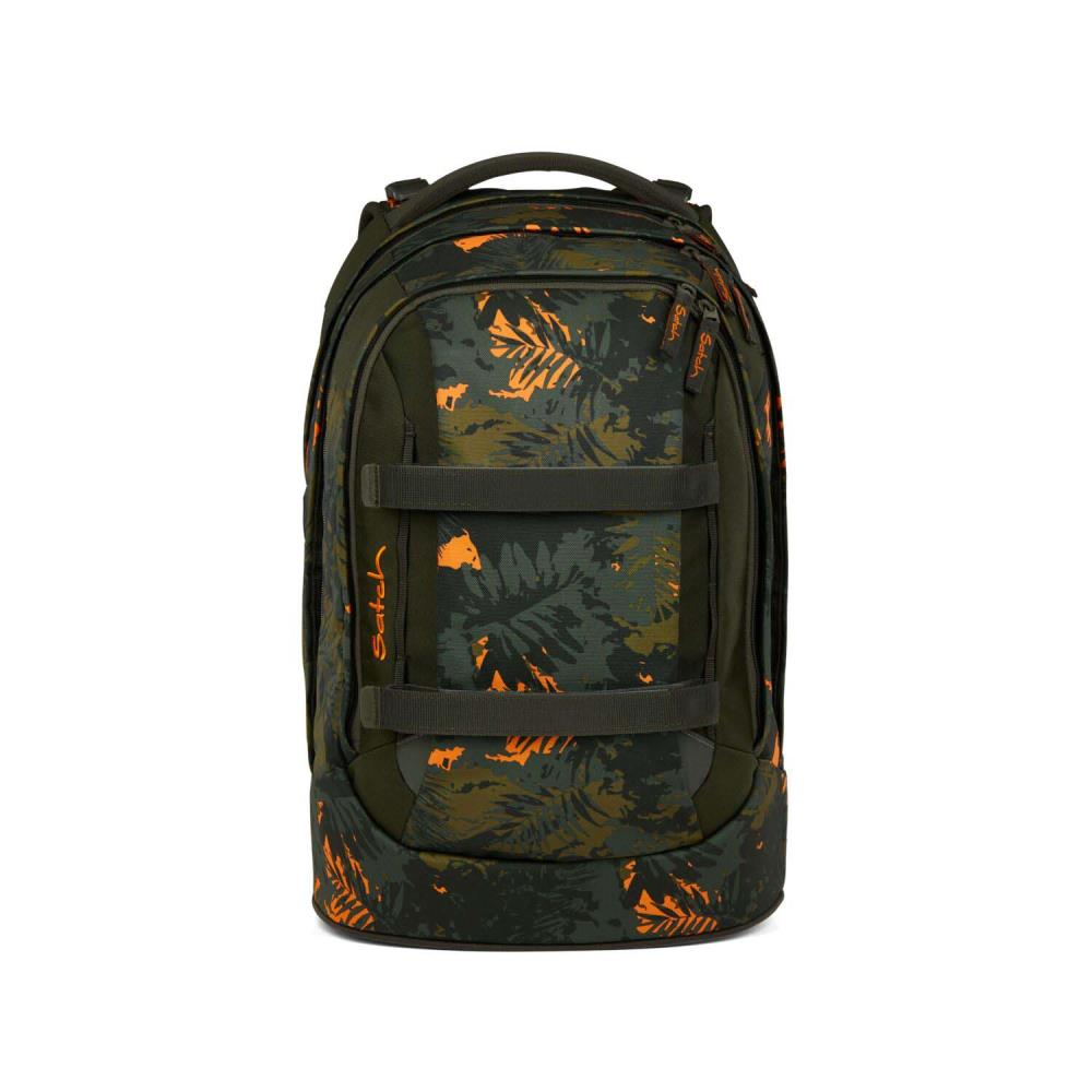 Ein grüner Rucksack mit einem orangefarbenen Blättermuster. Er hat Riemen, einen Griff und das Wort 'satch' an der Seite.