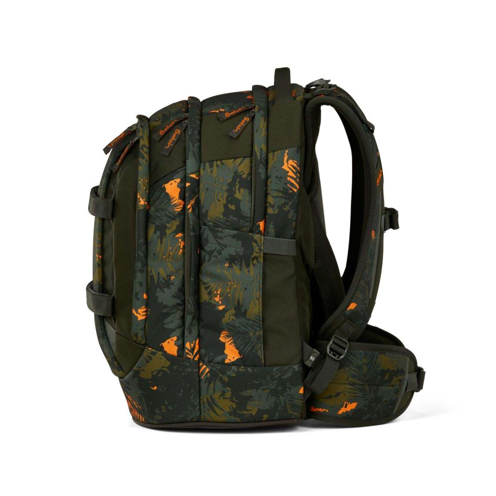Ein grüner Rucksack mit orangefarbener Tarnung. Er hat mehrere Fächer und Riemen. Die Marke 'satch' ist oben sichtbar.
