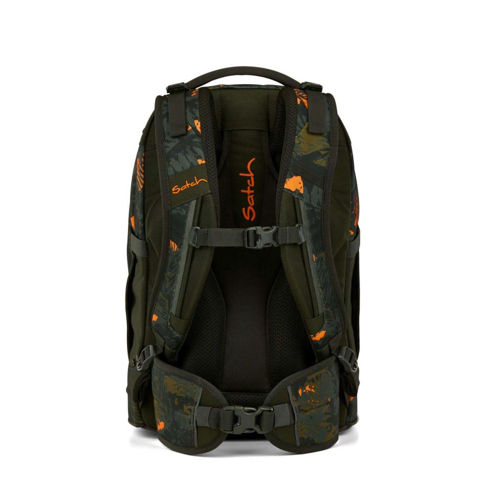 Ein grüner Rucksack mit orangefarbenen Tarnmustern. Das Wort 'Satch' ist sichtbar. Er hat mehrere Riemen und Schnallen.