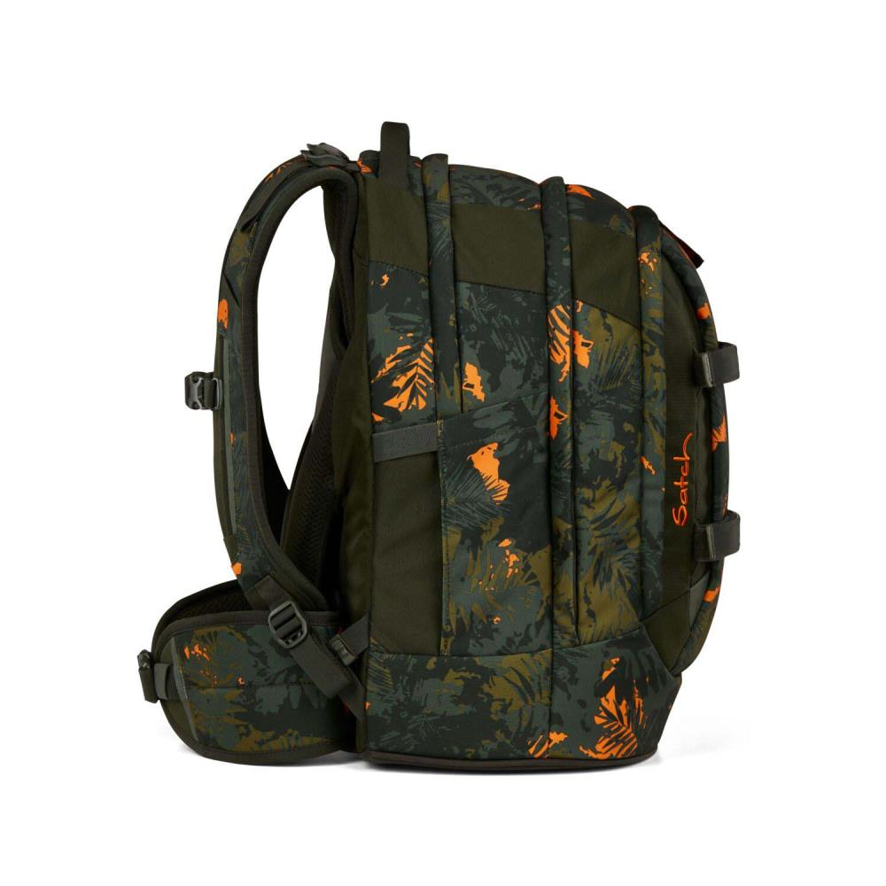 Grüner Rucksack mit orangefarbenem Blättermuster. Seitenansicht zeigt Riemen, Fächer und das Logo 'satch'.