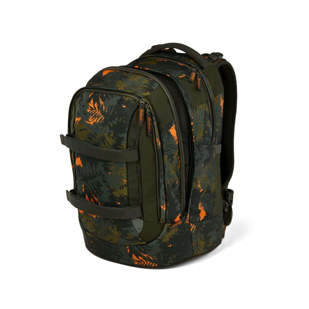 Ein Tarnrucksack mit grünen und orangen Mustern auf weißem Hintergrund. Er hat mehrere Fächer und Riemen.