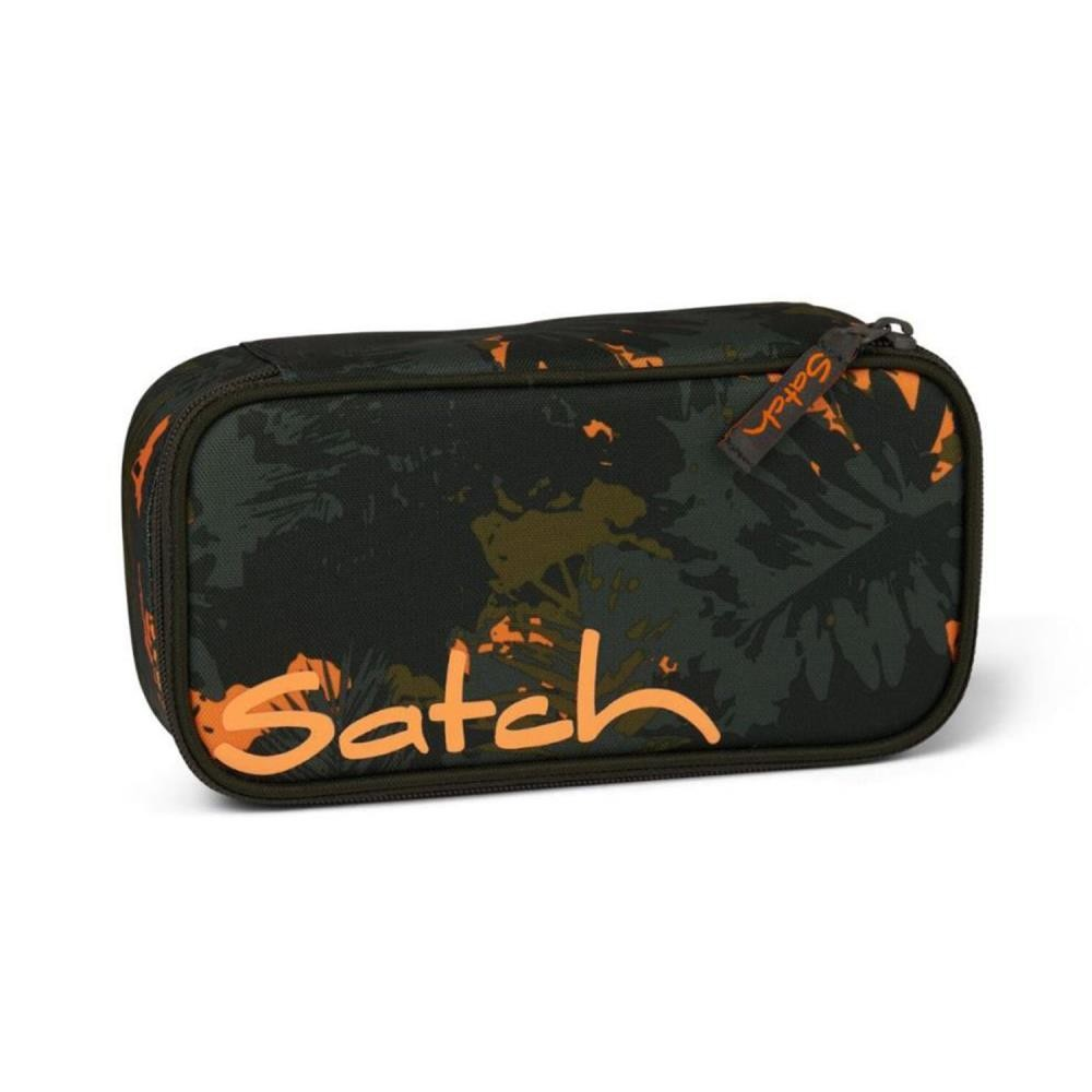 Ein Federmäppchen mit dem Logo 'Satch'. Es ist dunkelgrün mit einem orangefarbenen Design. Das Wort 'Satch' ist orange geschrieben.
