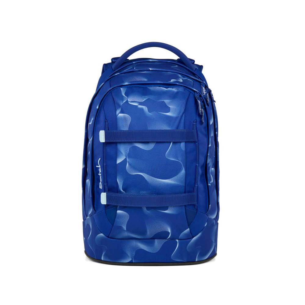 Blauer Rucksack mit weißem Wellenmuster. Hat Griff, Träger und eine Vordertasche. Die Marke ist 'satch'.